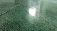 在选择地坪材料时，应考虑哪些主要因素？